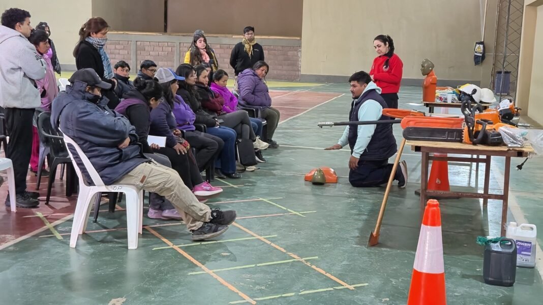 Capacitaci贸n en Poda Responsable, Manejo de Herramientas y Primeros Auxilios (RCP) Capacitaci贸n en Poda Responsable, Manejo de Herramientas y Primeros Auxilios (RCP)