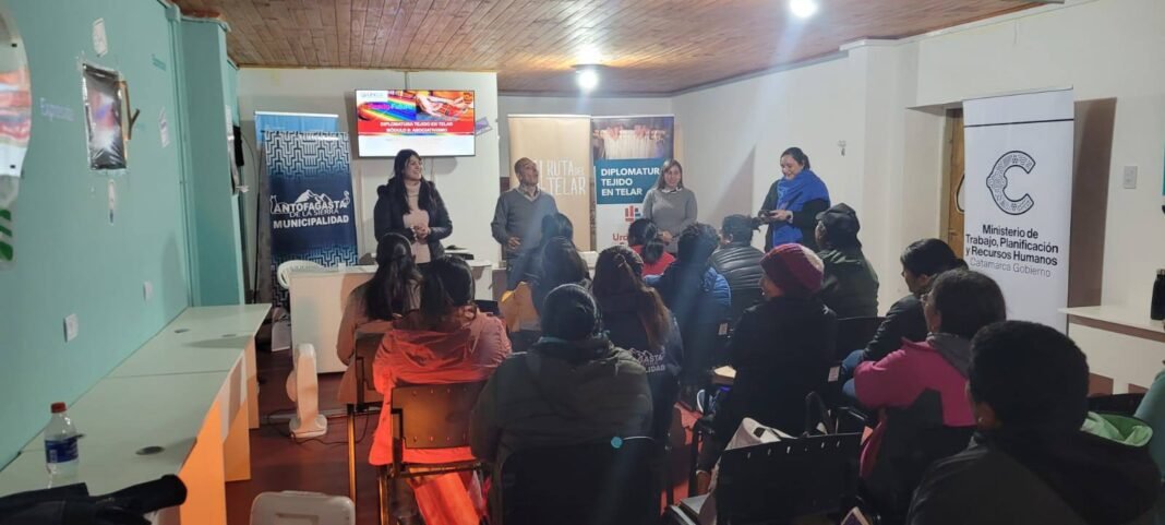 Clase de la Diplomatura en Tejido en Telar